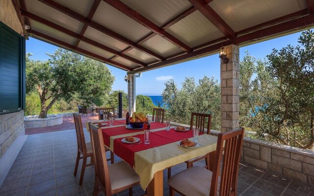 Beachfront Luxury Villa w. Pool & Large Garden