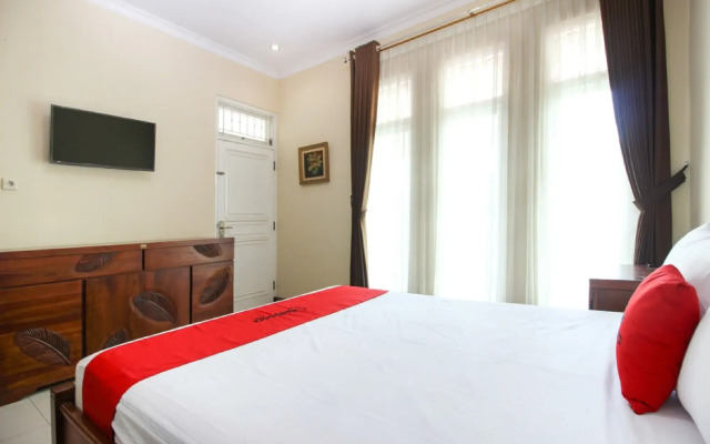 RedDoorz Plus near STIE YKPN