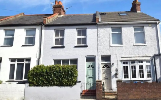 House - Sleeps 6 - Garden - Parking