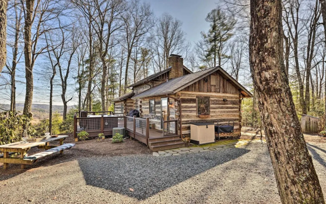 Cabin Near Boone w/ Hot Tub & Mountain Views