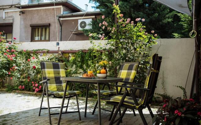 Lovely house and courtyard in city center