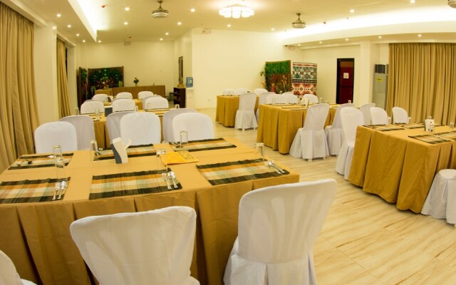 OYO 696 Jurias Garden Hotel