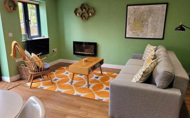 Forest Cedar Lodge, Cinderford, Sleeps 4