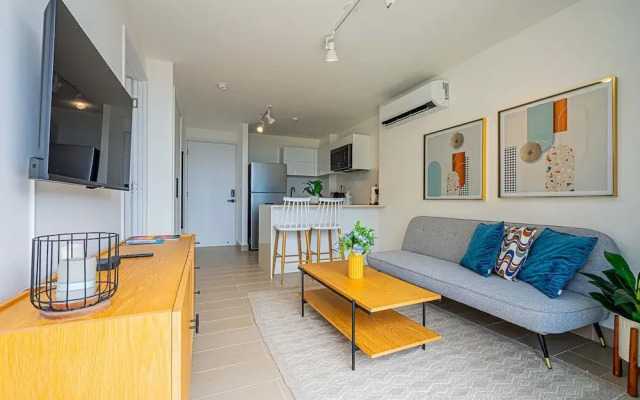 w Majestic 1BR w Stunning Balcony View