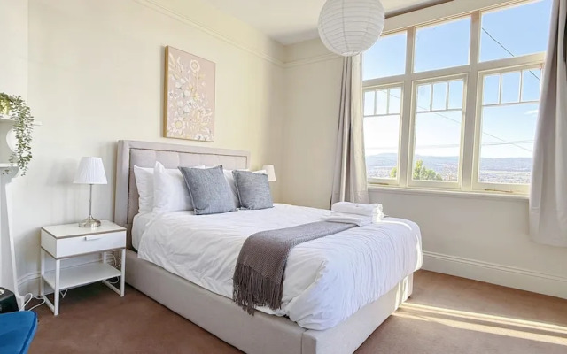 StayAU 2BR Home w/ Stunning Views in Tasmania