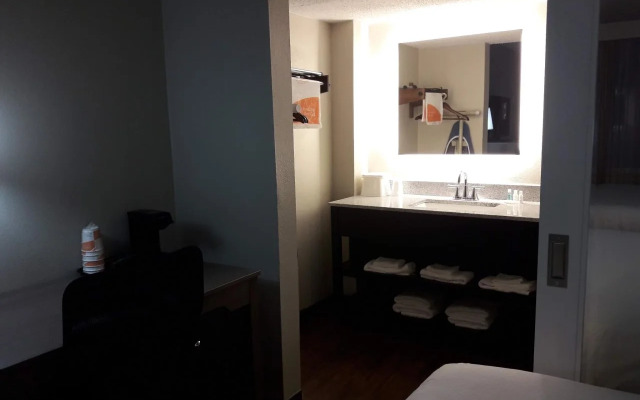 Days Inn Louisville Central University & Expo Center