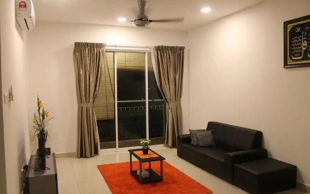 Cozy Crib at 7 Tree Seven Residence
