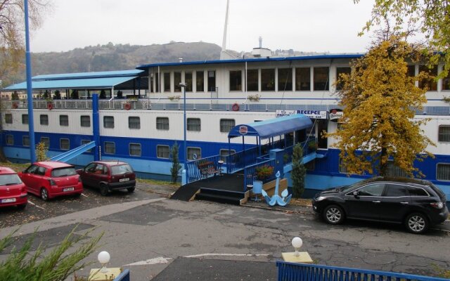 Botel Racek