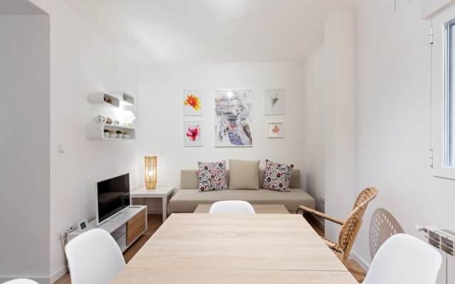 Bright & Modern Two Bed Apartment in Madrid