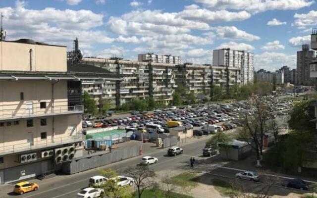 Apartment Obolon metro station