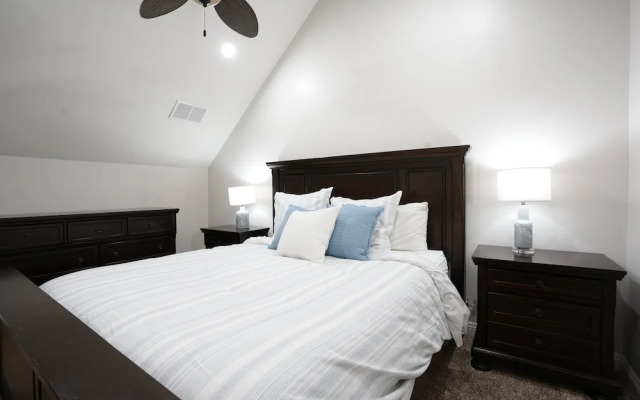 Sweet 4 bedroom, 3 bath plus Loft Bedroom, Pool Home