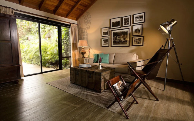 Jungle Lodge Hotel