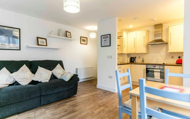 2 BR Modern Flat Near Train Station/central