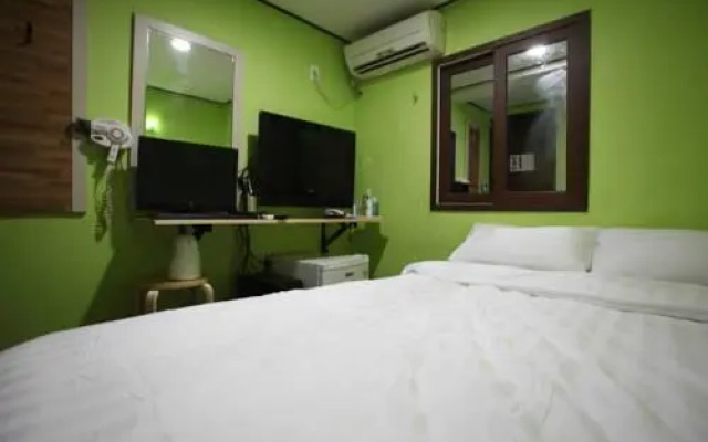 Backpacker Mr. Sea Insadong