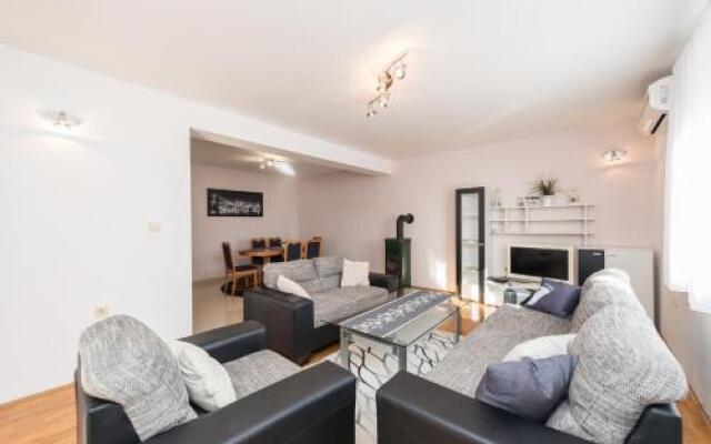 Six-Bedroom Holiday Home in Bibinje