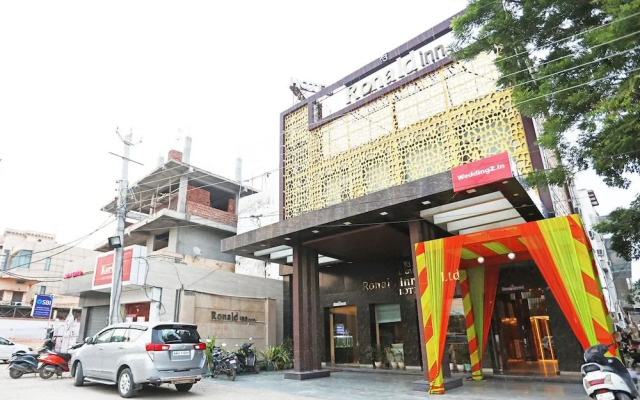 OYO 8902 Hotel Ronald Inn