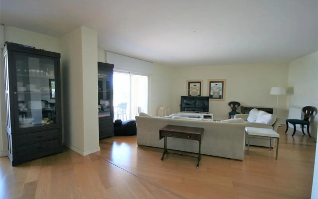 Modern Apartment in Luxurious Condominium