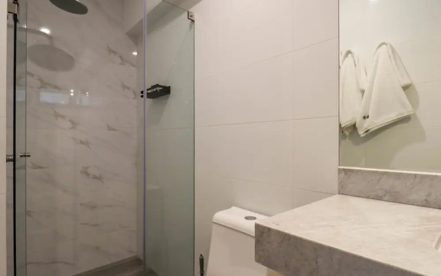 w Grandiose Duplex w Modern Deco in Miraflores
