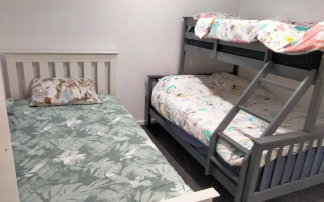 Modern & Cosey 4bedroom House Walk to Beach