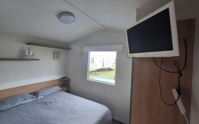 Meadow View 3-bed Caravan - Sleeps 8 - Petfriendly