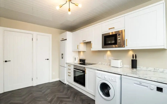 3 Bed House With Driveway