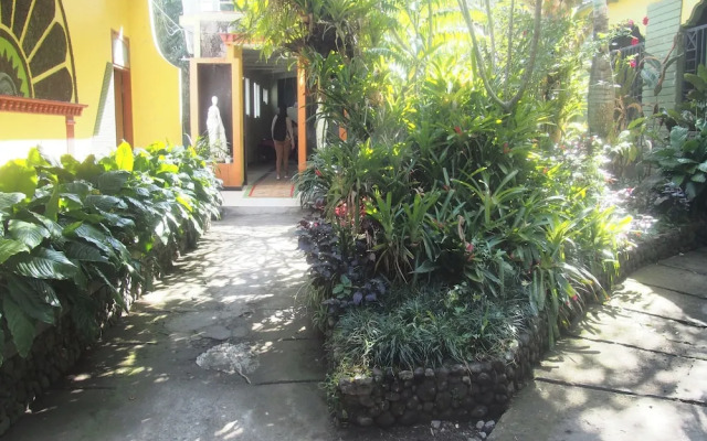 OYO Life 90646 Villa Karsinem Pasuruan