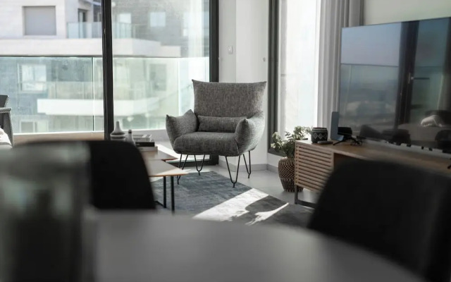 Stunning Sea View 4 BR Apt