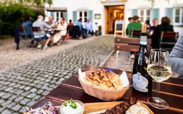 Mara Restaurant & Hotel