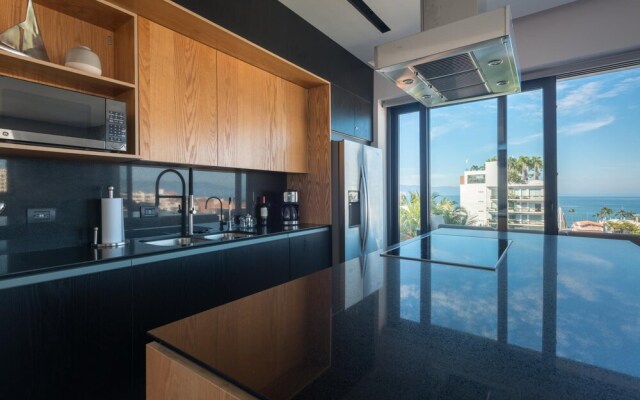Sail View-709 Spacious Condo Romantic Zone Ocean Views