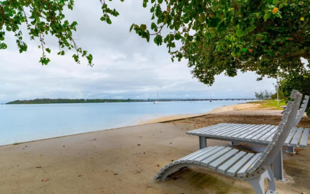 Lowset home on the canal - Dolphin Dr, Bongaree