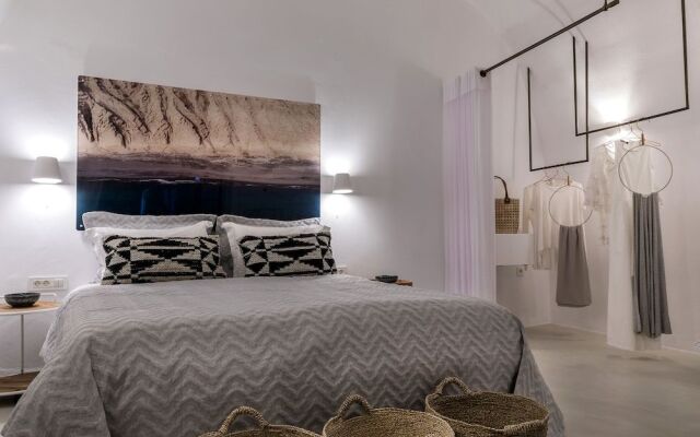3 Caves by Caldera Houses