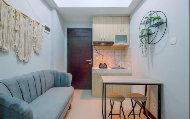 Comfort 1Br At Royal Heights Apartment