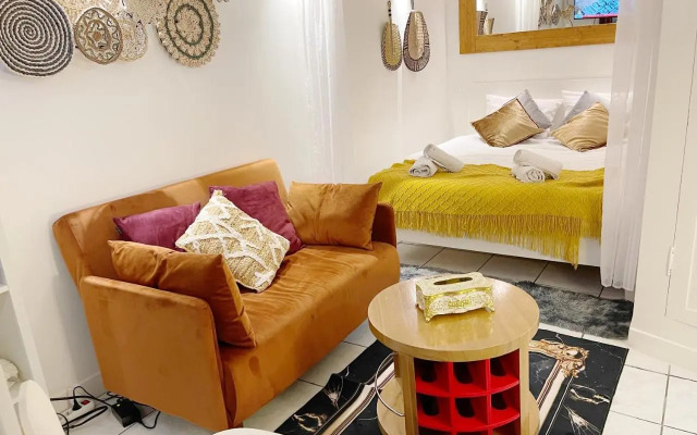 Sympathy Studio for 2 Near the Sacre Coeur