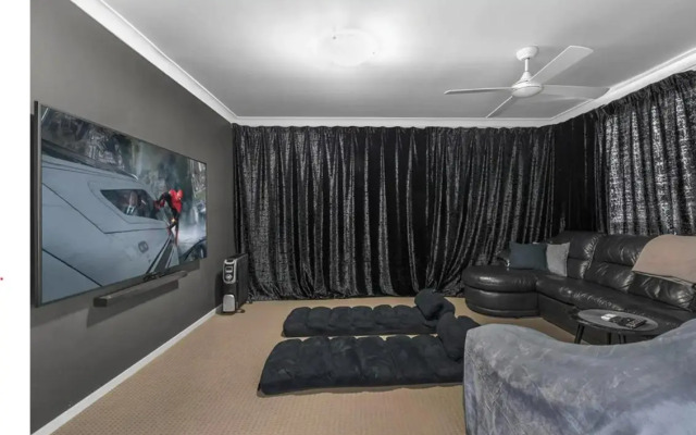Hunter Home with POOL / CINEMA ROOM / PING PONG