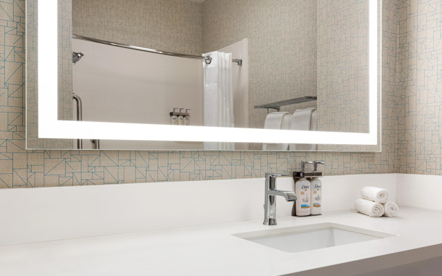 Holiday Inn Express and Suites Bakersfield Central by IHG