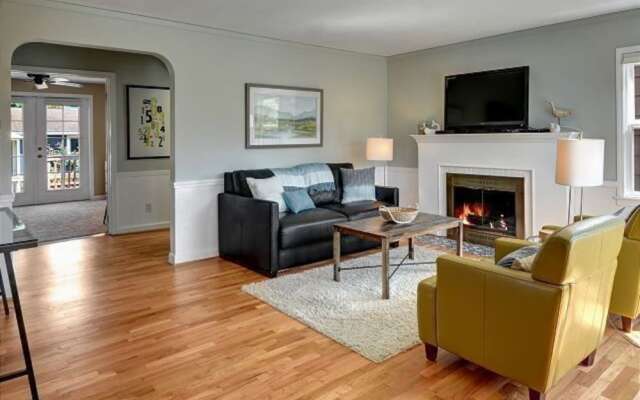 Alki Beach House - Three Bedroom Home with Fireplace