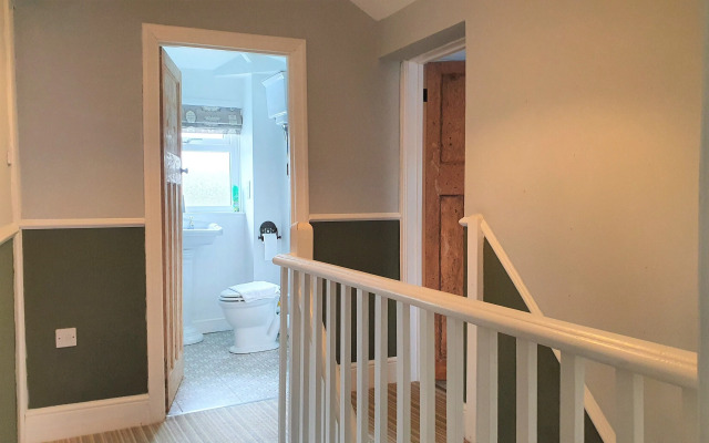 5 Bed, 2 Bath Home + Terrace, Garden & Parking