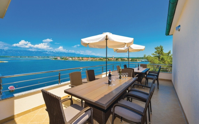 Apartment Ljilja - 10m from the sea with parking: A3 Nin, Zadar riviera