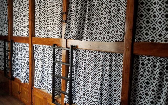 De Alamo Hostile - Hostel