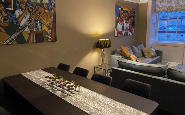 Impeccable 4-bed Apartment in Bath