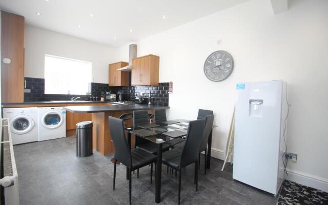 Henthorne Choice - Large Property - Close to Town Centre