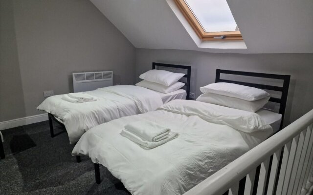 Impeccable 3-bed Apartment in Bradford to Explore