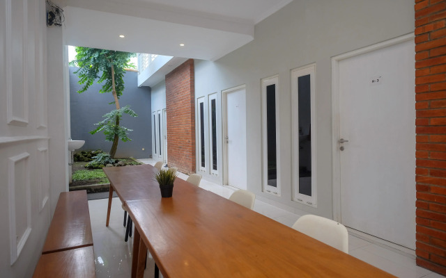 Urbanview Stay @H jakal by RedDoorz