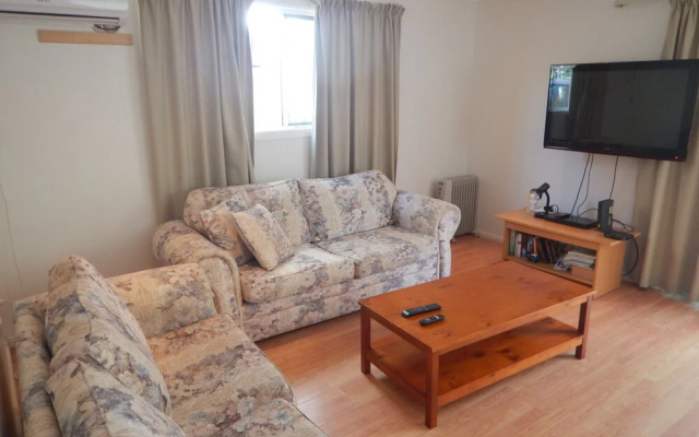 Charming, Private 3-Bedroom Cottage By The Bay – Guest Rooms – Brisbane