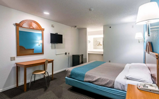 Motel 6 Azle, TX