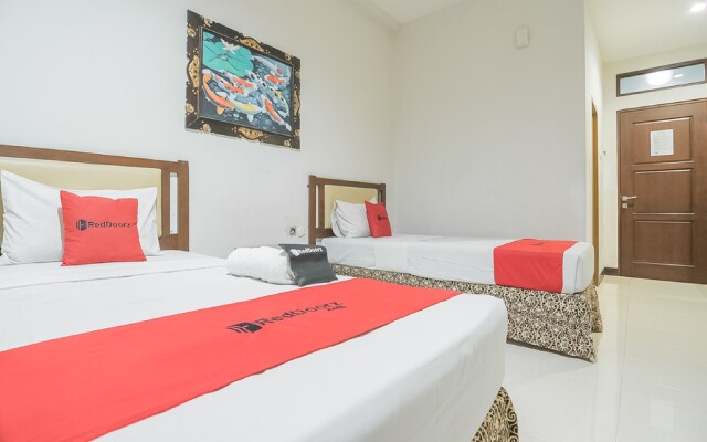 RedDoorz Near Trans Studio Mall 3