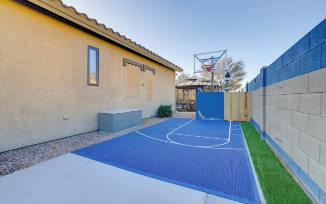 Putting Green & Hot Tub: Goodyear Retreat!