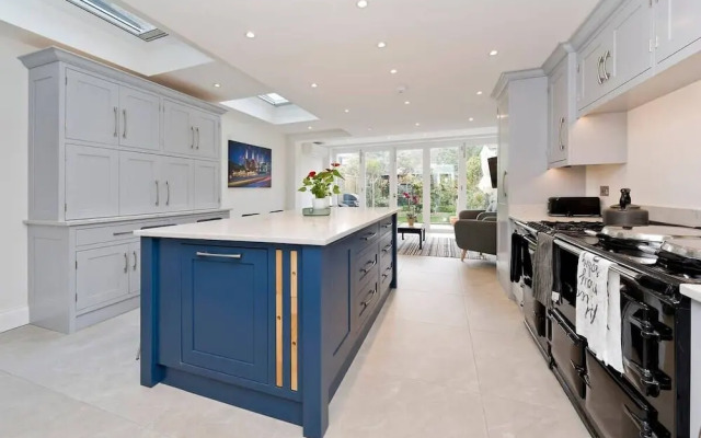 Spacious 4 Bed House, Battersea