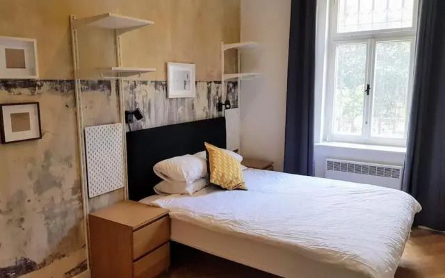 Stylish studio apartment by Namesti Miru