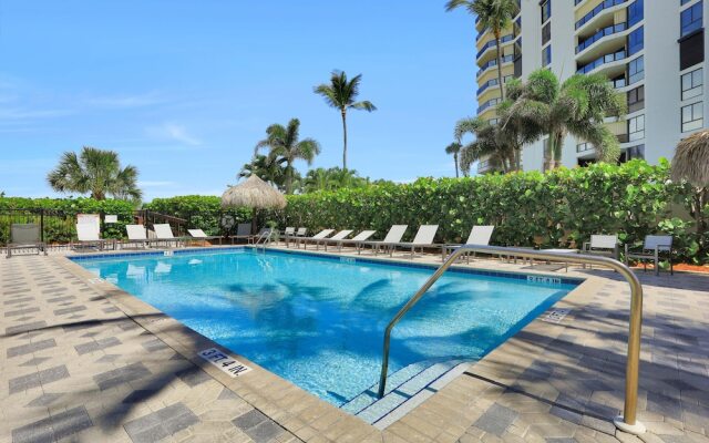 Beachfront Condo With 180-degree Views and Pool
